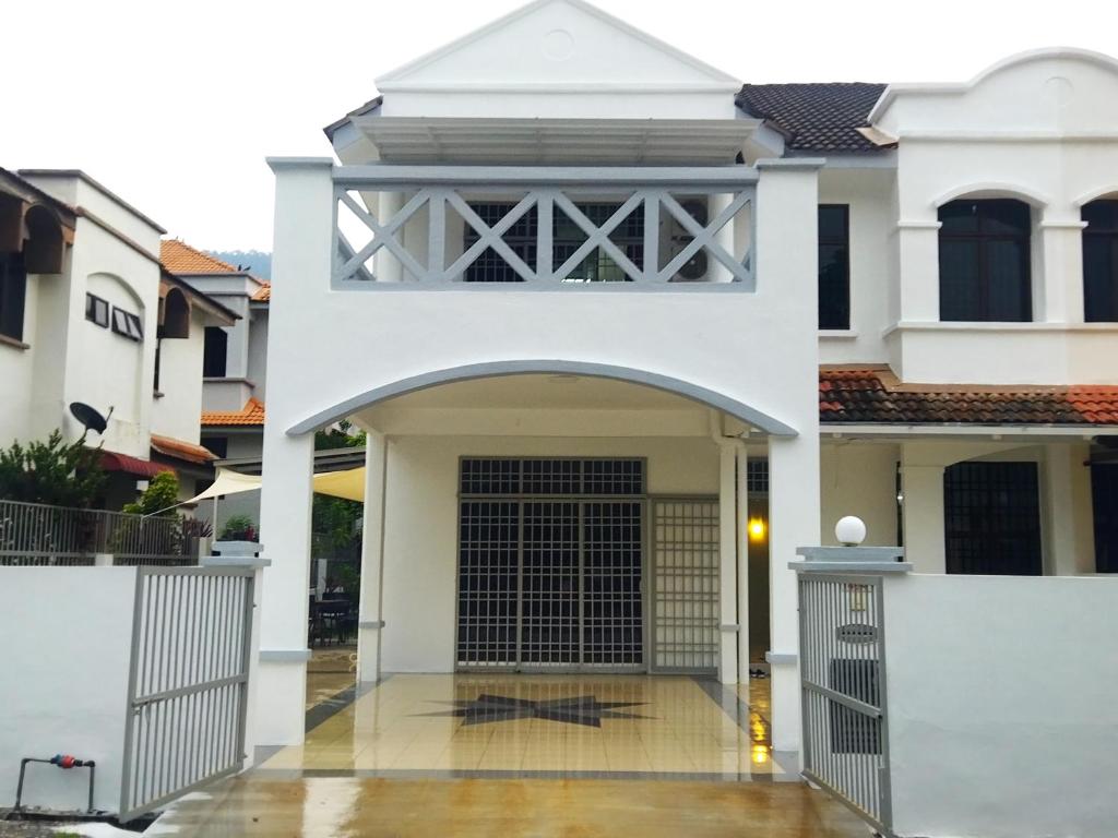 峇都丁宜Pinang Beach Home @ Ferringhi的前面有门的白色房子
