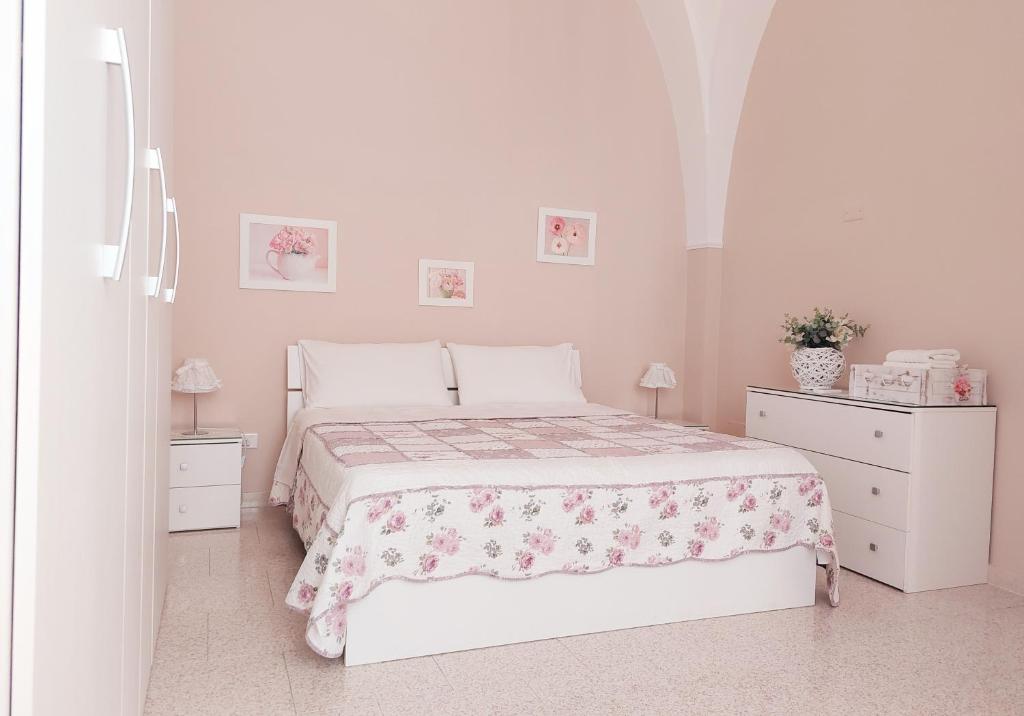 莫托拉La dimora di Maria的一间白色卧室,配有床和2个床头柜