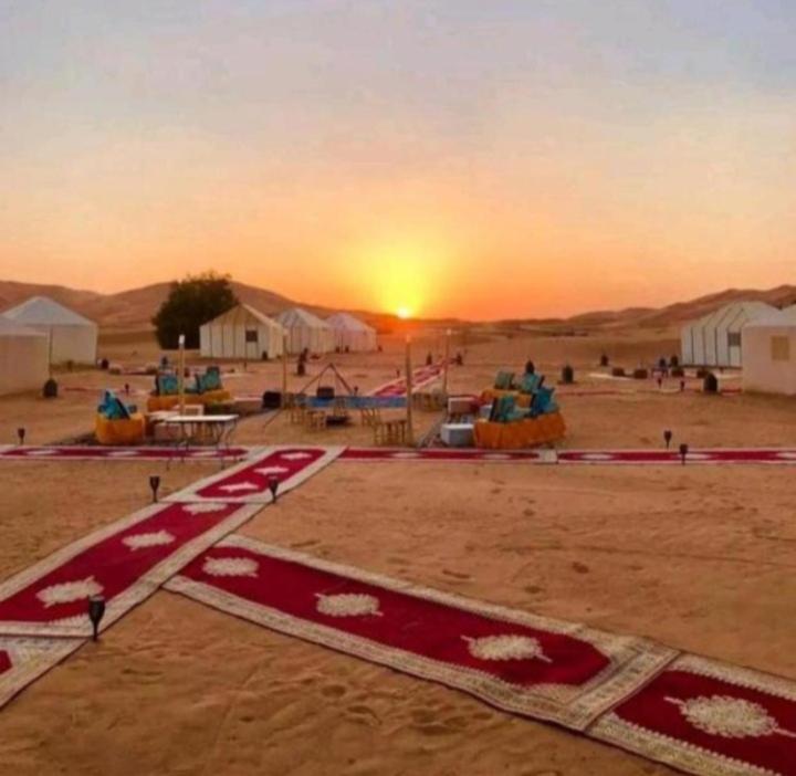 梅尔祖卡Merzouga luxurious Camps的享有沙漠美景和日落美景
