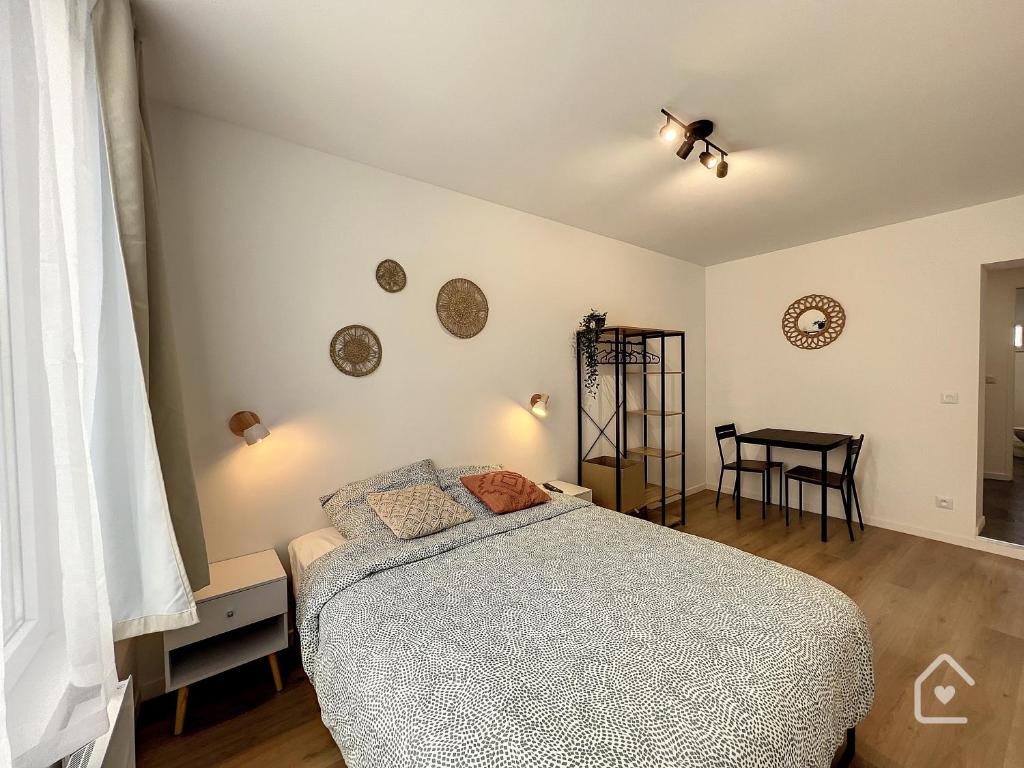 沙泰勒罗Les studios d'Elina的一间卧室配有一张床和一张桌子