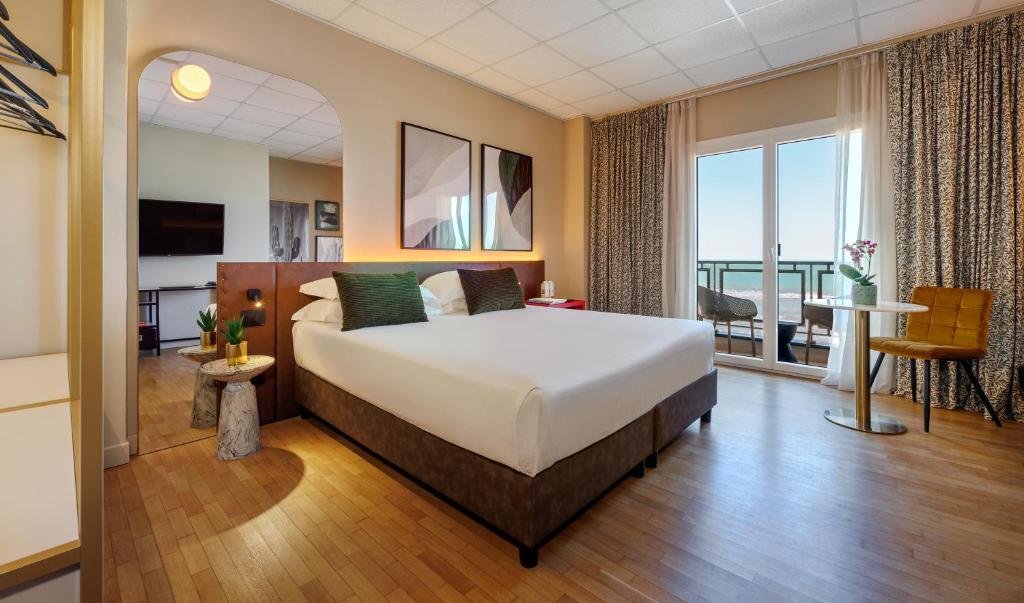 佩萨罗Charlie in Pesaro的酒店客房设有一张床和一个阳台。