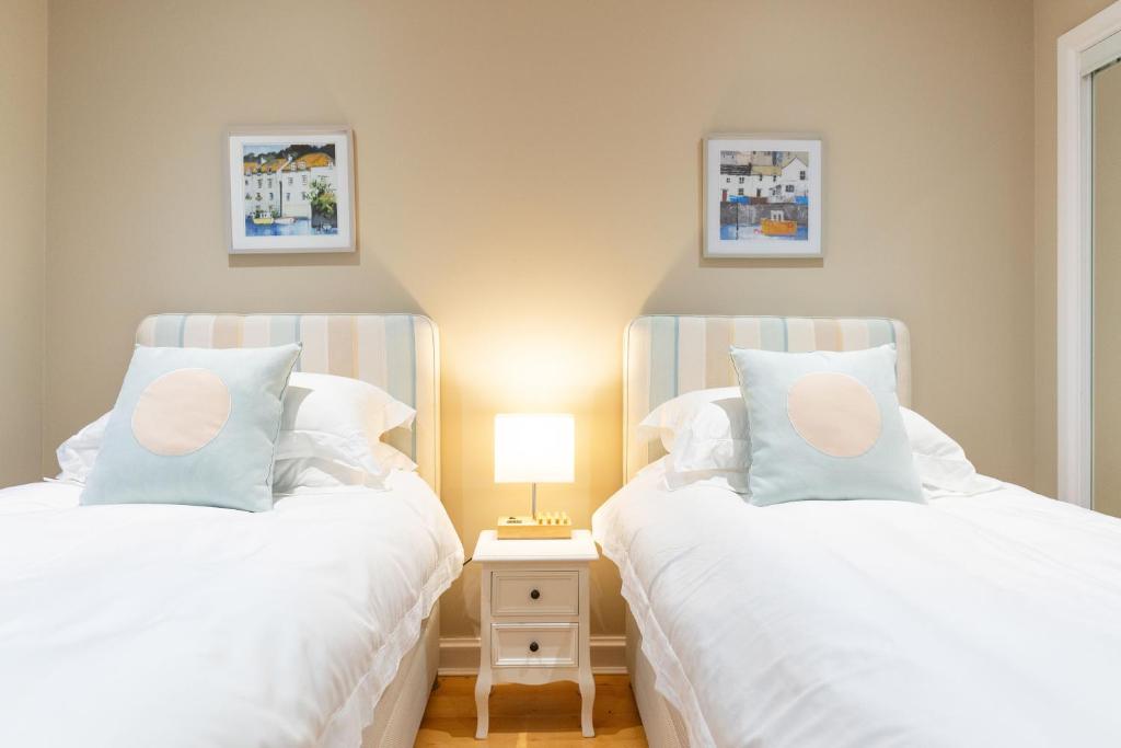 奥赫特拉德Strathallan - Luxury 3 Bedroom Apartment, Gleneagles, Auchterarder的卧室内两张并排的床