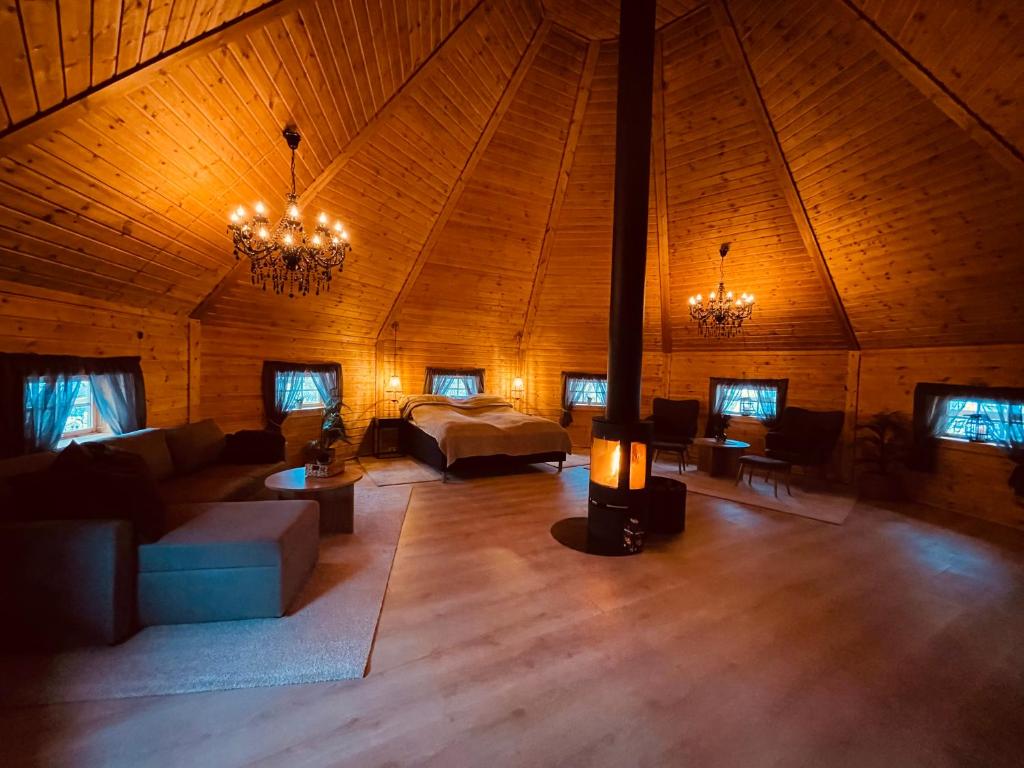 特罗姆瑟Koselig dyregård i Tromsø的小木屋内的大型客厅配有沙发