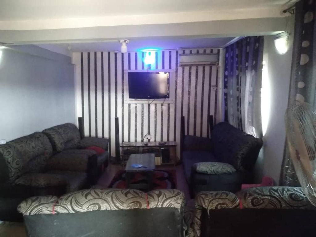 伊巴丹Two bedroom Home at Gbagi, New Ife Road, Ibadan @ Igbekele Oluwa House, 3 Zone A, Opeyemi Street, New Gbagi Market, New Ife Road, Gbagi, Ibadan, Oyo State的带沙发和电视的客厅