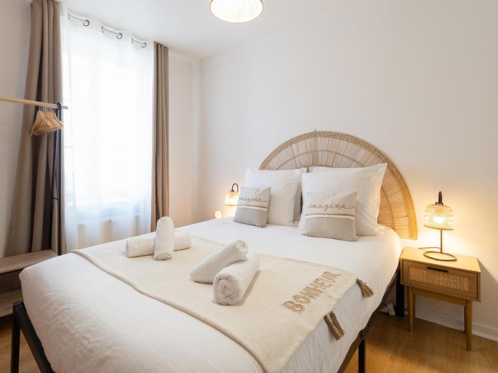 维也纳La Petite Histoire的卧室配有带毛巾的大型白色床
