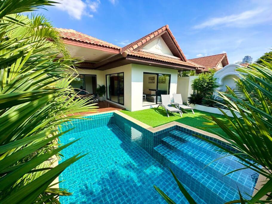 乔木提恩海滩View Talay Villas - Luxury 1BR pool villa nr beach - 171的房屋前的游泳池