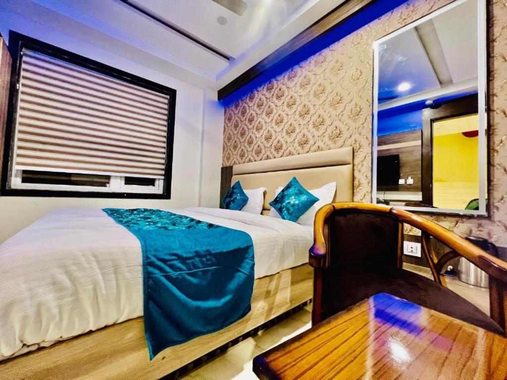 新德里Hotel Apple Inn n Suites, New Delhi的一间卧室设有一张床和一个窗口