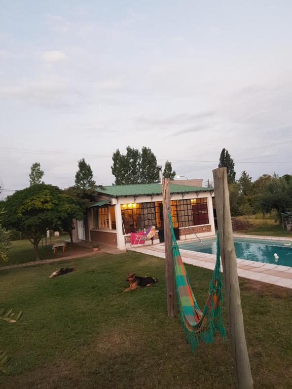 迈普Finca Las Acacias的游泳池畔带吊床的房子