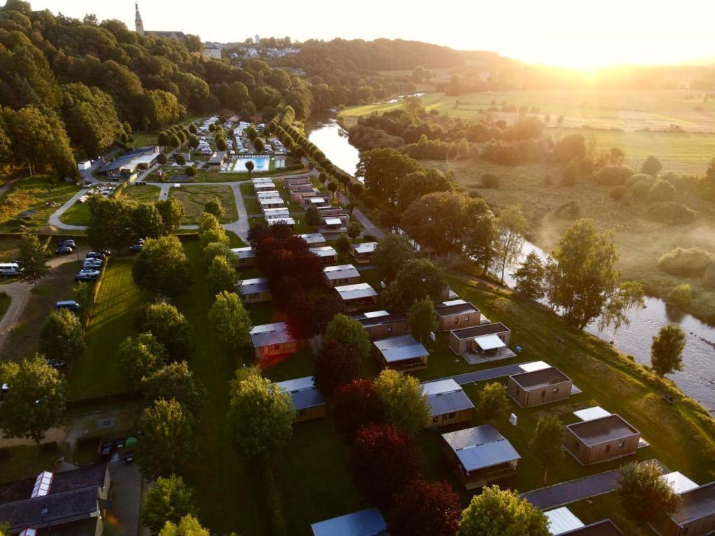 弗洛朗维尔Camping Le Florenville的享有停车场空中和河流美景