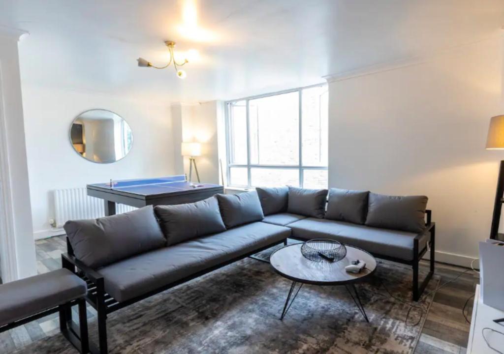 纽约Amazing 2 Bedroom Apartment At UES的客厅配有沙发和桌子