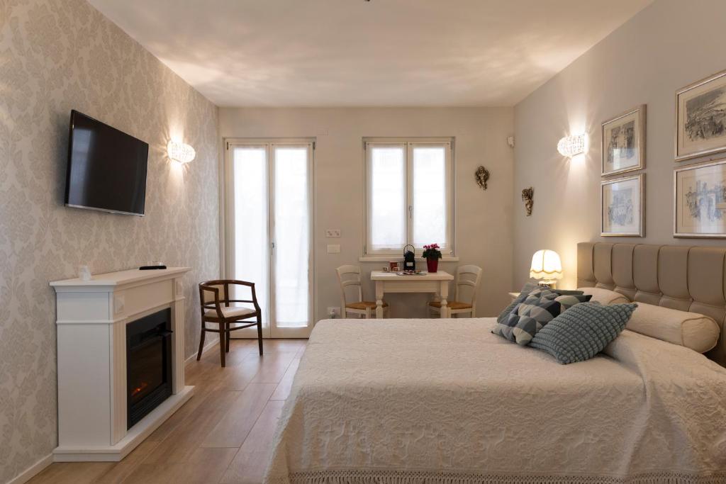 特伦托Casetta al centro的一间卧室配有一张床,墙上配有电视