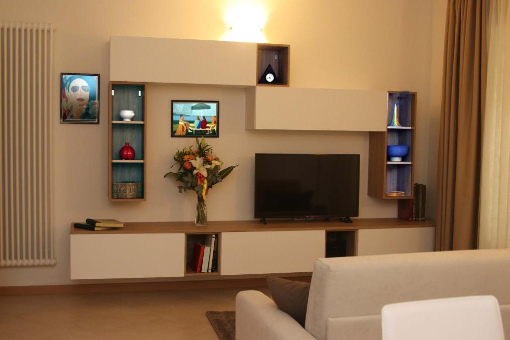 萨沃纳DIMORAVIAPIADUE的客厅设有壁挂式平面电视。