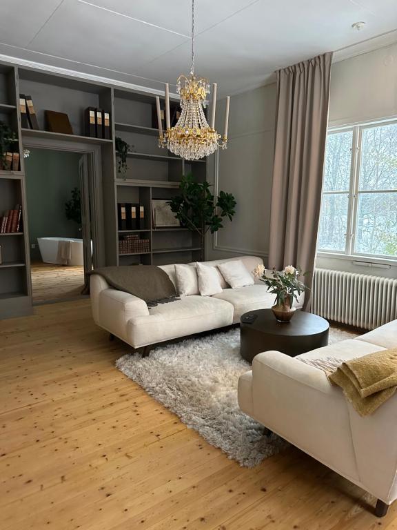 NorbergPastors Prästgården的客厅配有白色的沙发和吊灯。