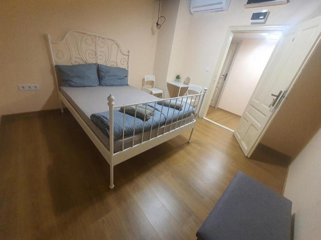 普罗夫迪夫HANCHO - KAPANA CENTER PLOVDIV的卧室铺有木地板,配有白色的床。