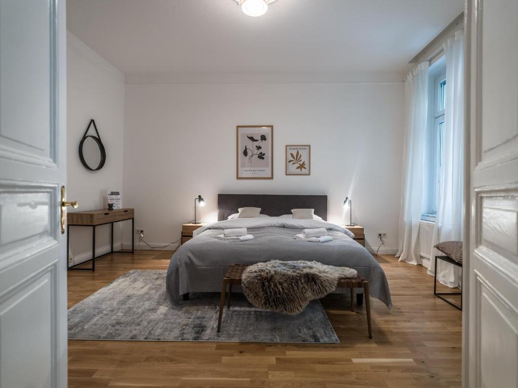 威斯巴登Hochwertige Altbauwohnung im modernen Stil in Wiesbaden - Küche - Terrasse - WLAN - Zentral的一间白色卧室,配有床和地毯