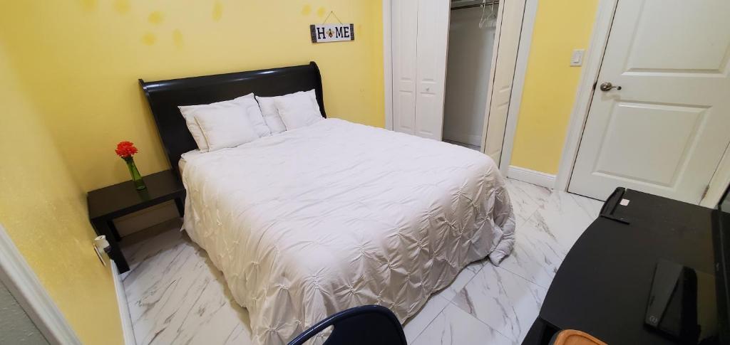 坦帕tom house的卧室配有带白色棉被的床