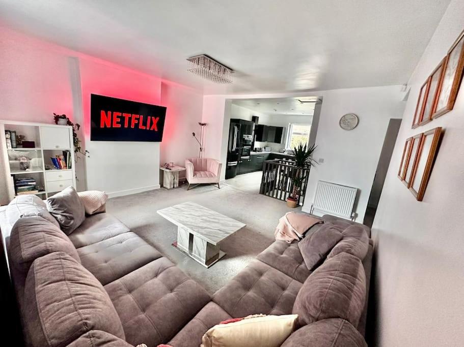 罗奇代尔Spacious Modern Duplex Apartment的客厅配有沙发和桌子