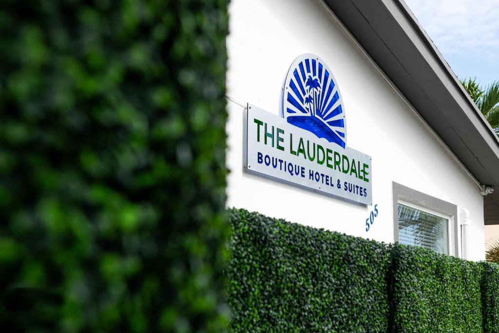 劳德代尔堡The Lauderdale Boutique Hotel的建筑物一侧的标志