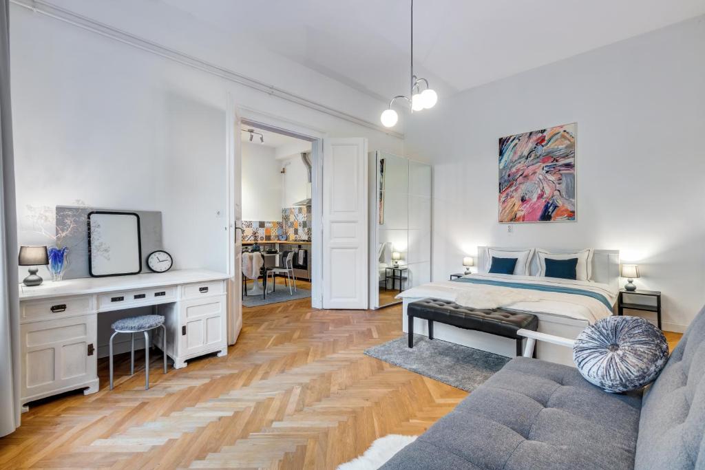 布达佩斯Szondi Residence的一间卧室配有一张床和一张带镜子的书桌