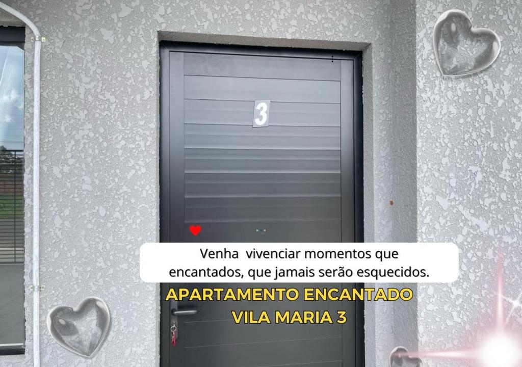 伊瓜苏Apartamento Encantado V. Maria 3的一座灰色的门,上面有数字