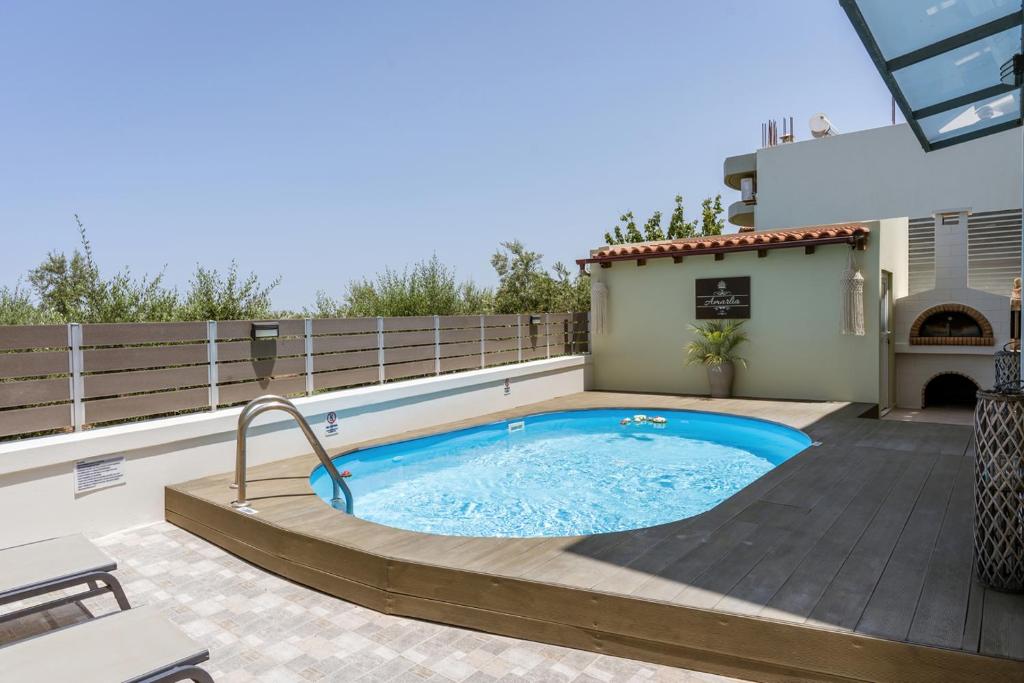 斯加雷塔Amarlia Villa的庭院设有热水浴池和围栏