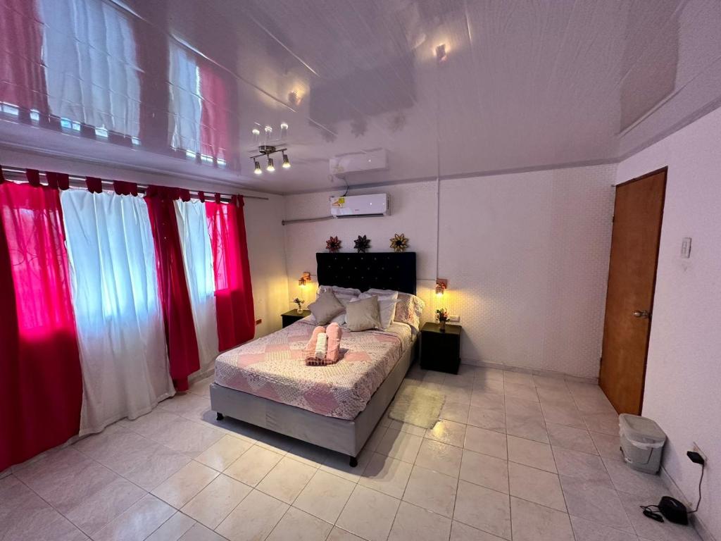 卡塔赫纳H B SULTAN SUITE的一间卧室配有红色和白色窗帘的床
