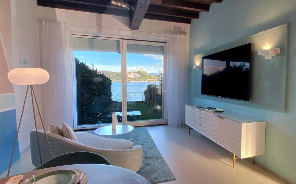 阿罗纳FWL Italian Romance on the Lake的客厅设有大窗户和电视。