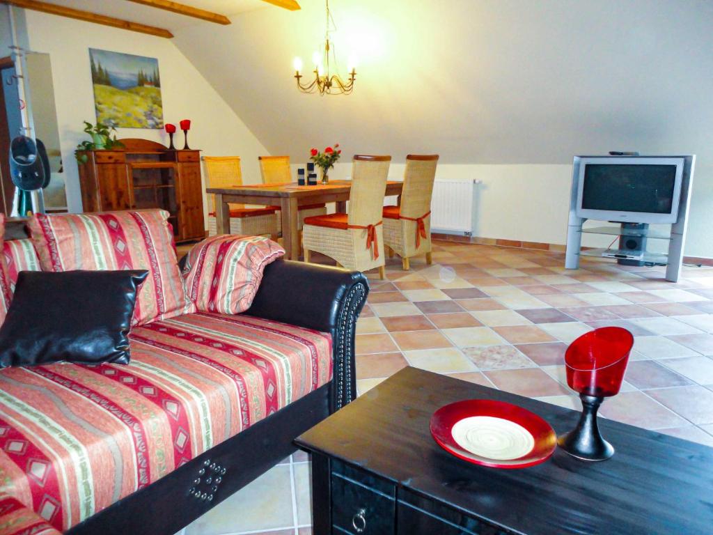 马尔肖Ferienwohnung Mediterran的客厅配有沙发和桌子