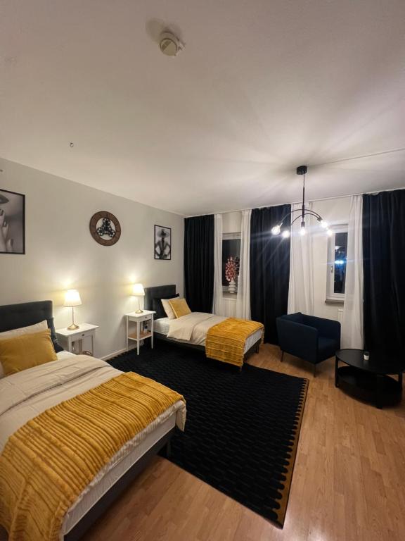 布罗斯Noah Longstay Borås的酒店客房带两张床和一个客厅