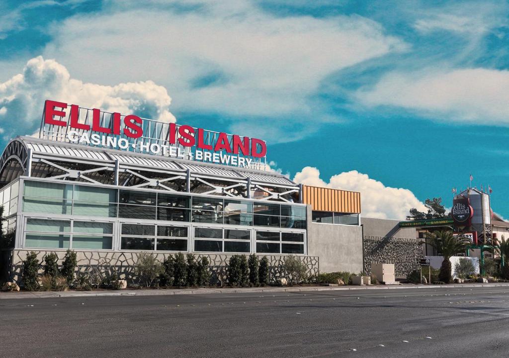 拉斯维加斯Ellis Island Hotel Casino & Brewery的上面有标志的建筑