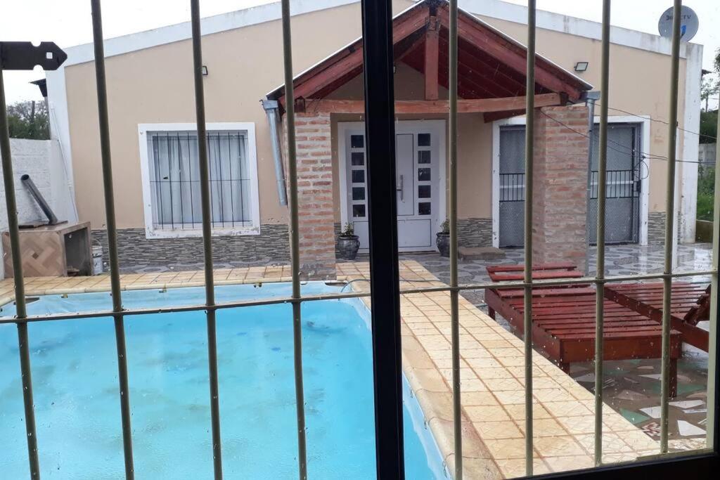 梅赛德斯el quincho的透过窗户可欣赏到游泳池的景色