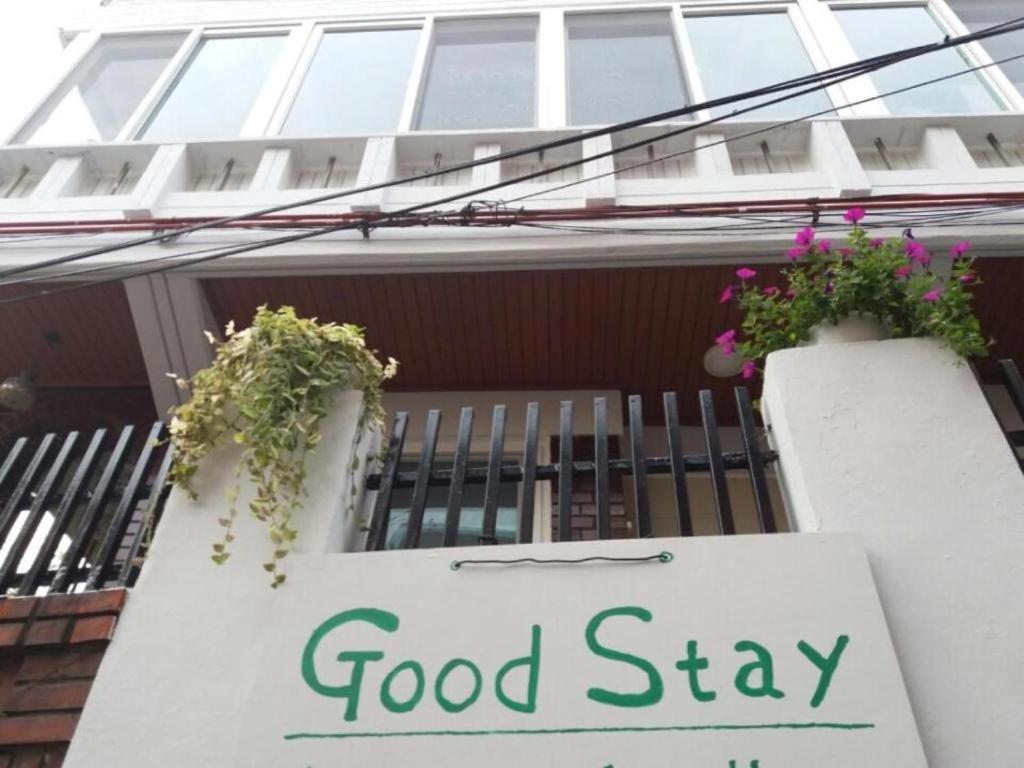 首尔Good Stay Itaewon的建筑物内食物的标志