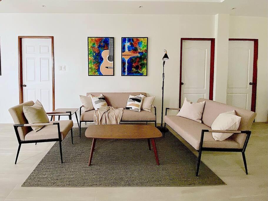 宿务Brand New Home in Cebu City with 3 Large Bedrooms!的客厅配有两张沙发和一张咖啡桌