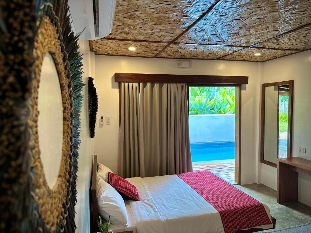 圣维森特Yumi Villas的一间卧室配有一张床,享有海景