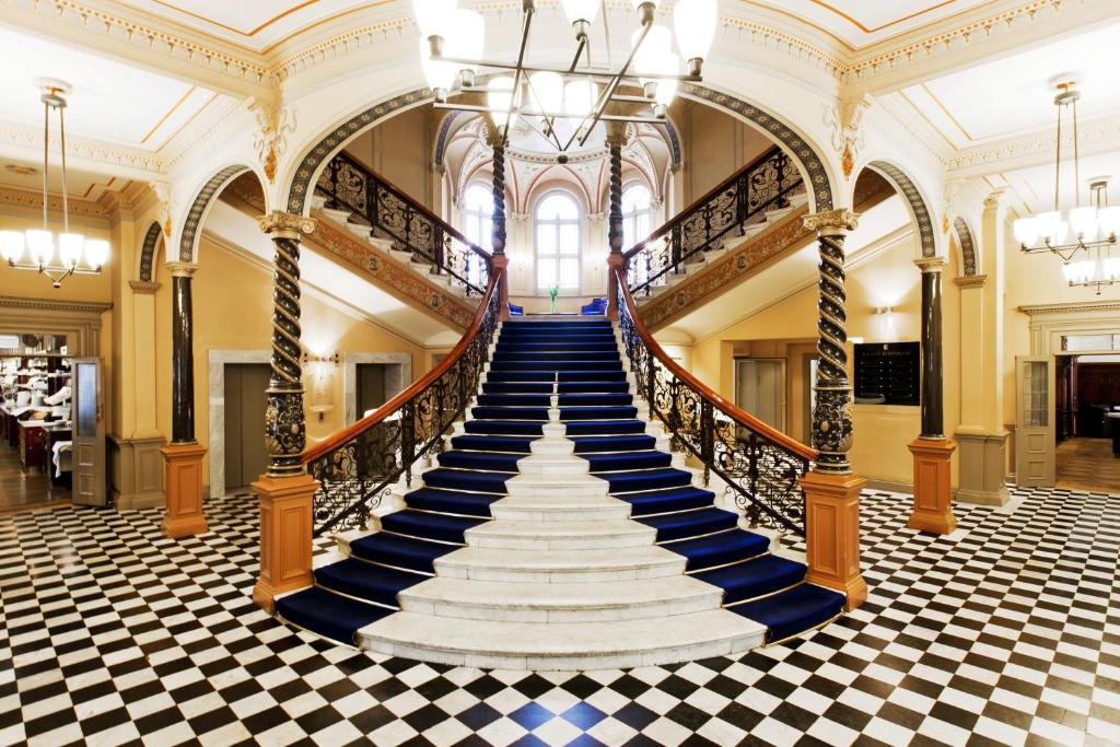 松兹瓦尔克瑙斯特精英酒店的螺旋楼梯,位于一栋设有 ⁇ 形地板的大楼内