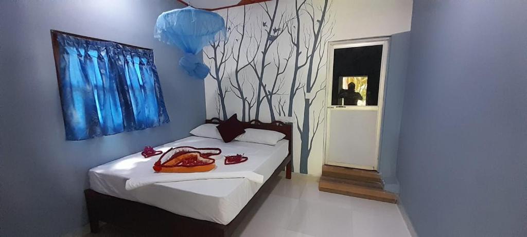 亭可马里DA GREA NATURAL BEACH HOTEL的一间卧室,配有一张带袋子的床