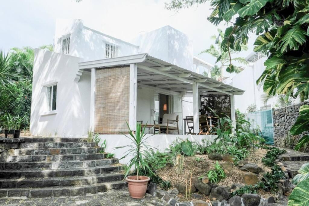 塔马兰Tamarin River Villa的白色的房子,有楼梯通往