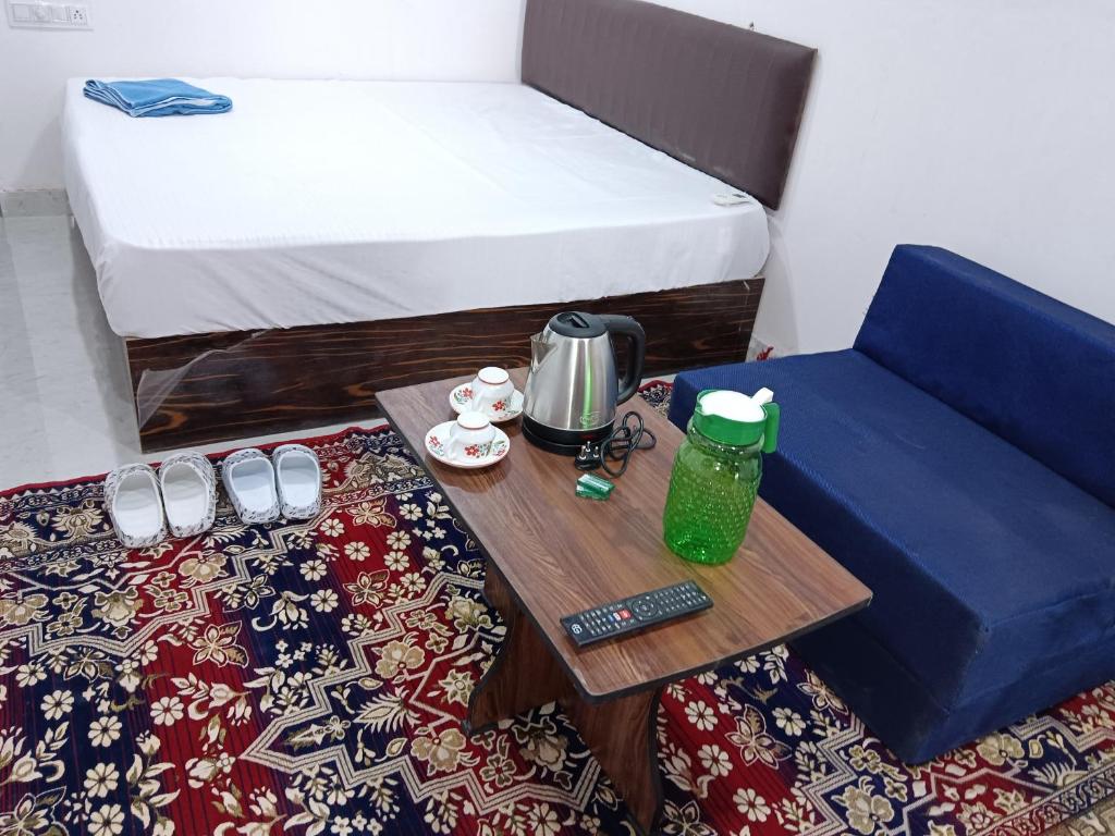 乌代浦Hotel Balaji Residency的小房间设有床和茶几