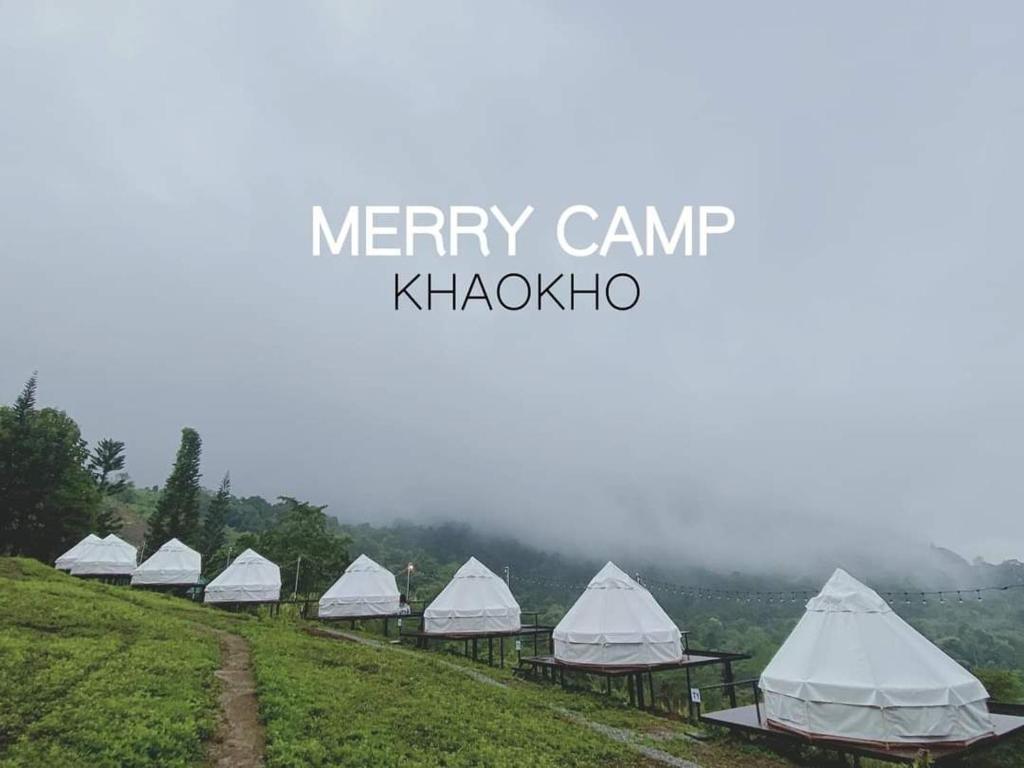 考科Merry Camp Khaokho的草山上的一排白色帐篷