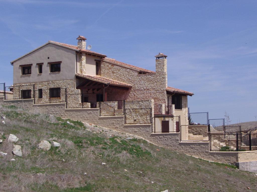 Valle de San PedroLa Tejada del Valle的山顶上的房子