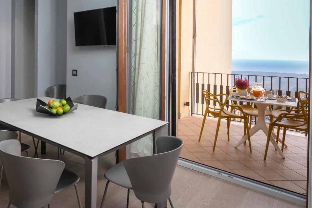 阿格里真托Deluxe apartment Milia Agrigento的客房设有带桌椅的阳台。
