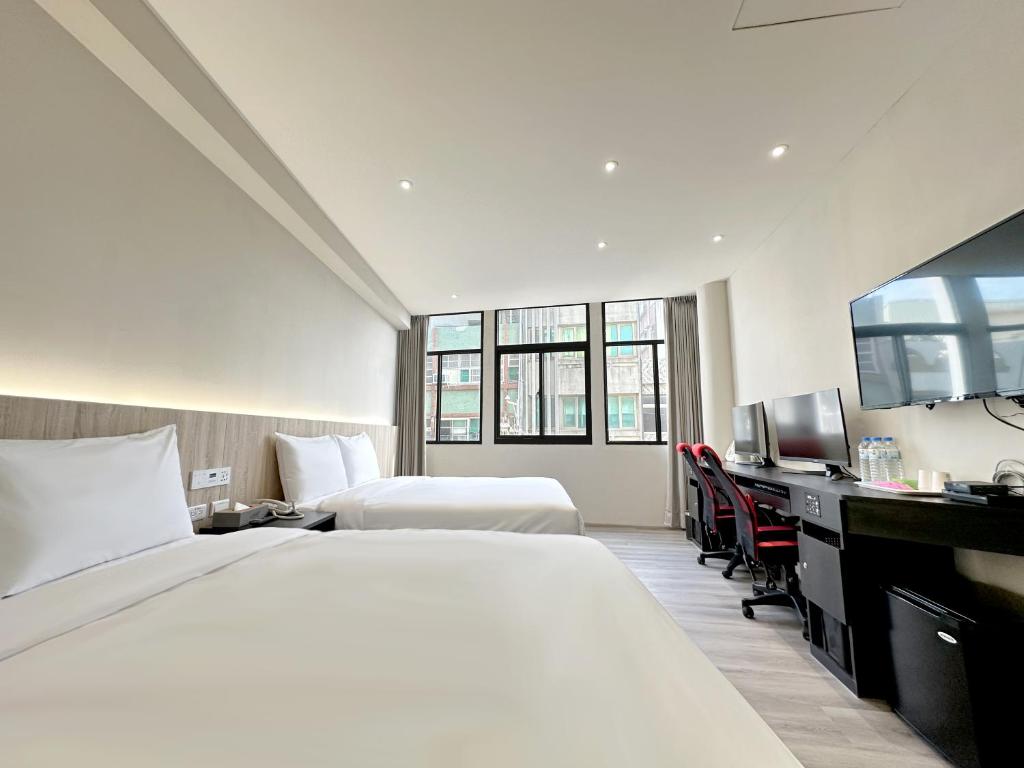 Dajia福棧 Full.Inn的酒店客房设有一张大床和一张书桌。