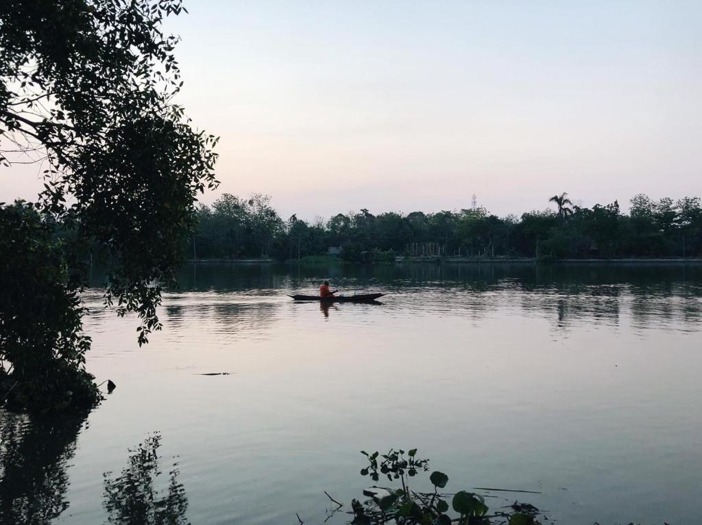 Ban Khlong Sai Yokี เรือนปณาลี รีสอร์ท的湖上的人