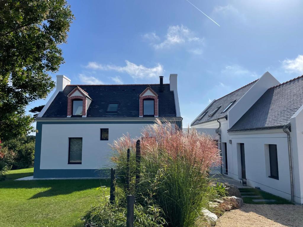 索宗Chambres d'Hôtes B&B Roz Rozenn的黑色屋顶的白色房子