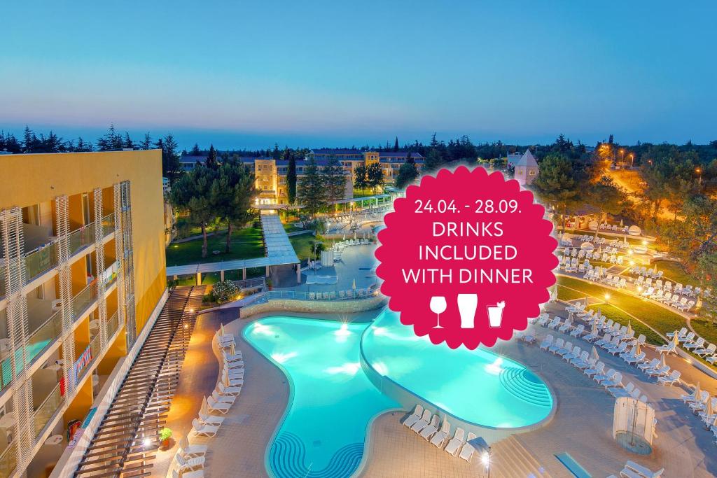乌马格Hotel Garden Istra Plava Laguna的度假村晚餐中包含饮料的标志
