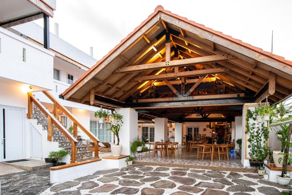 克拉玛斯Keramas Moonlight Villa的户外庭院设有木屋顶和桌子。