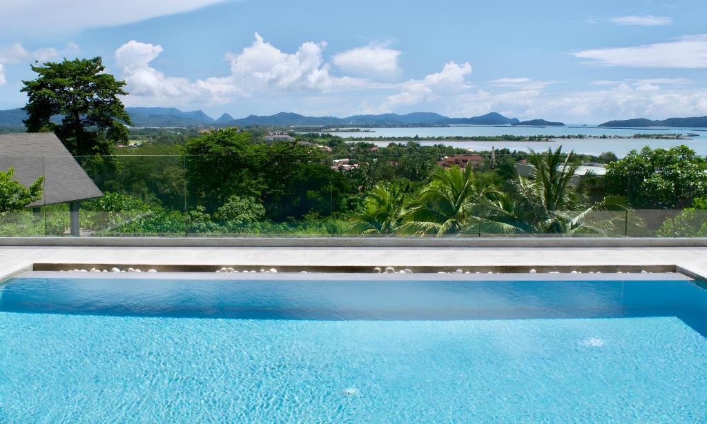 珍南海滩Aroha Seaview Villa - Private Pool -的享有水景的游泳池