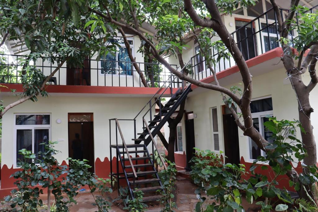 蒂鲁瓦纳马莱Da Mantra House的前面有楼梯的建筑