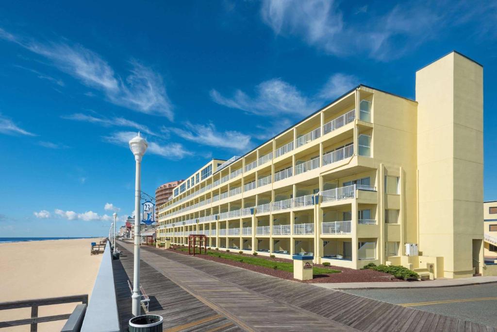 大洋城戴斯海滨酒店的海滩旁木板路上的一座建筑