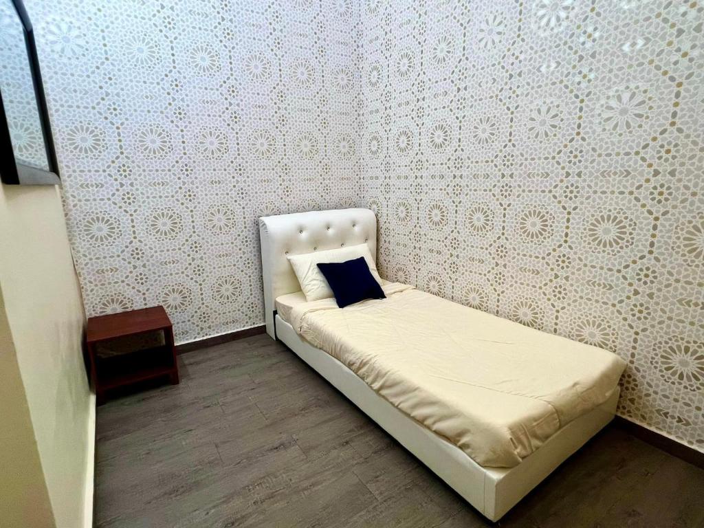 马六甲Rumah Mok Aji Homestay Melaka的小卧室配有一张带蓝色枕头的床